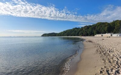 Światowy Dzień Morza – spacer po plaży, który prowadzi do refleksji